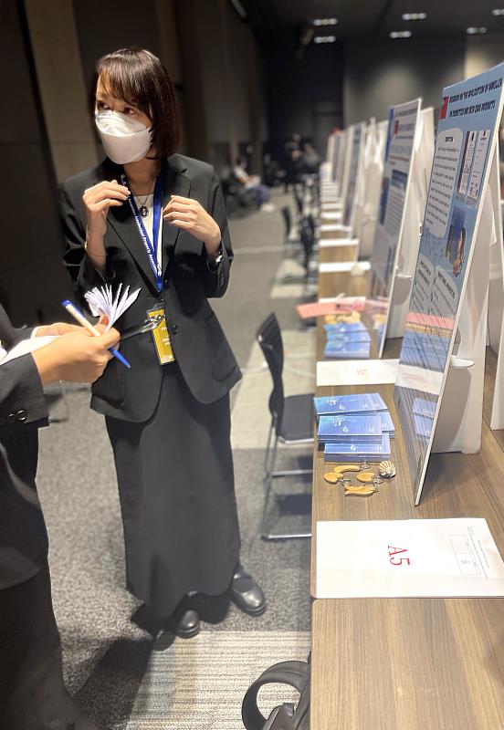 長榮大學食安學程許淑真副教授向評審說明作品創意發想理念