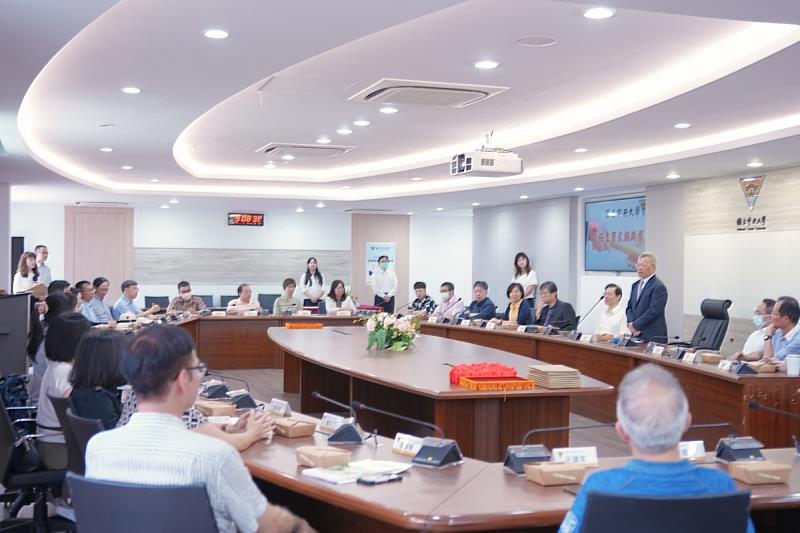 中央大學蕭述三校長感謝卸任主管們的辛勞,期許新任主管以熱情持續帶來創新。