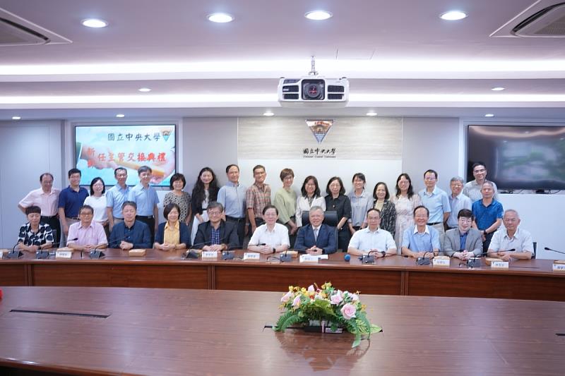 中央大學114學年度新卸任行政主管交接典禮大合影。