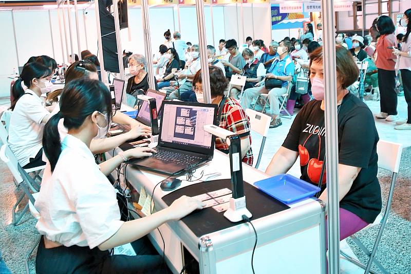 滿千送百兌換首日 人潮滿滿