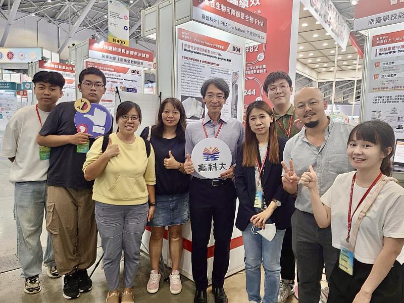 高科大由產學處彙整校內研發成果，與「大南方科研產業化平台」伙伴學校共同參加2025亞洲生技展。圖為參展團隊，今年聚焦「永續材料創新」、「水產副產物高值應用」與「天然功能性素材開發」三大技術。