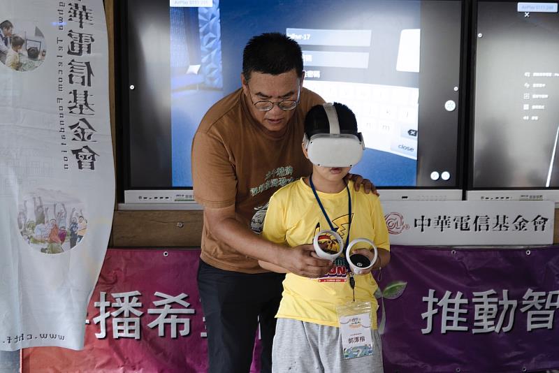 楊昌珣與中華電信基金會合作，深人偏鄉進行VR教學。
