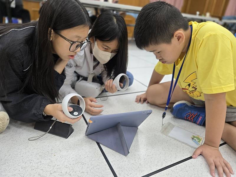 孩子們專心投入,如何利用平板與VR裝置完成作業。
