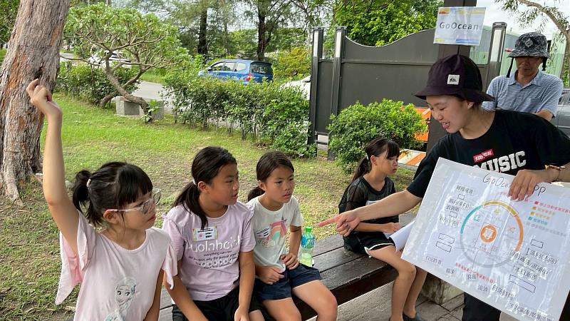 海洋委員會根據「三安四海」行動方針開發的GoOcean海洋遊憩風險資訊平台也包含APP應用,提供民眾獲得重要的海洋遊憩資訊,安全、安心享受海洋活動。活動團隊利用機會向學童推廣運用APP上的重要海洋遊憩資訊。