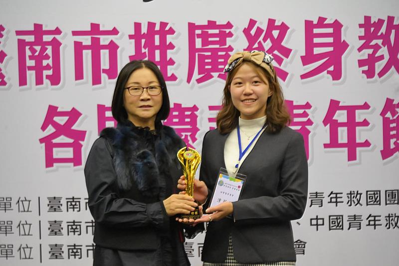 國立臺南護專涂菀茜榮獲臺南市114年「社會優秀青年」殊榮。