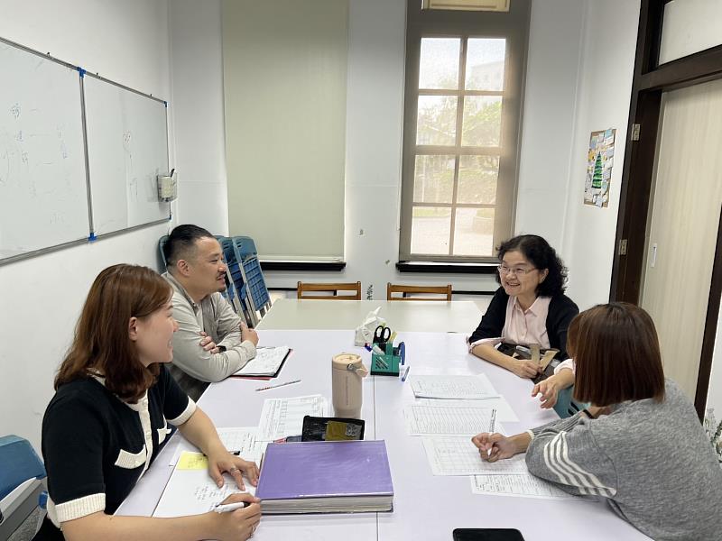 國立臺南護專涂菀茜小姐(左一)積極投入特教生升學與職涯支持。