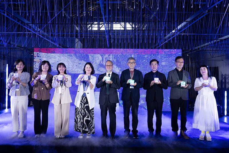 （左起）交通部觀光署署長陳玉秀、文化部常務次長徐宜君、立法委員張雅琳、立法委員吳思瑤、文化部長李遠、國立故宮博物院政務副院長黃永泰、台灣設計研究院院長張基義、總顧問龔卓軍、品牌商展總監汪麗琴，一同宣告2025臺灣文博會正式開幕。