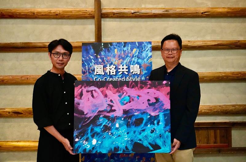 ▲點點善葉文宏贈與畫作予以時藝多媒體。