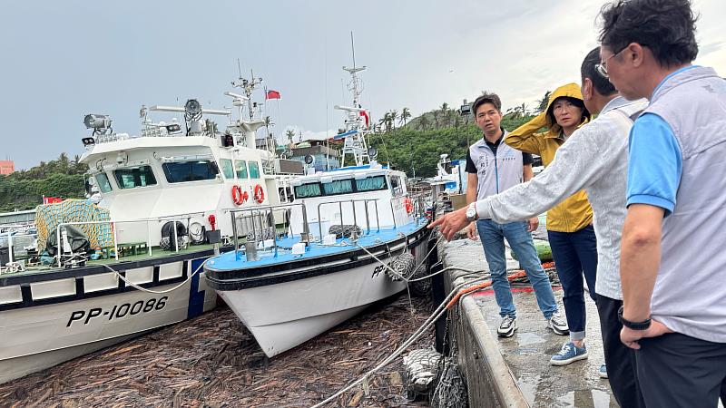 富岡漁港湧入漂流木　臺東縣府即刻協調清除維護航行安全