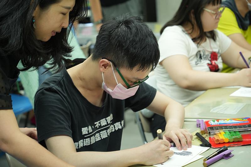 ▲點點善帶領社會相對弱勢藝術創作。