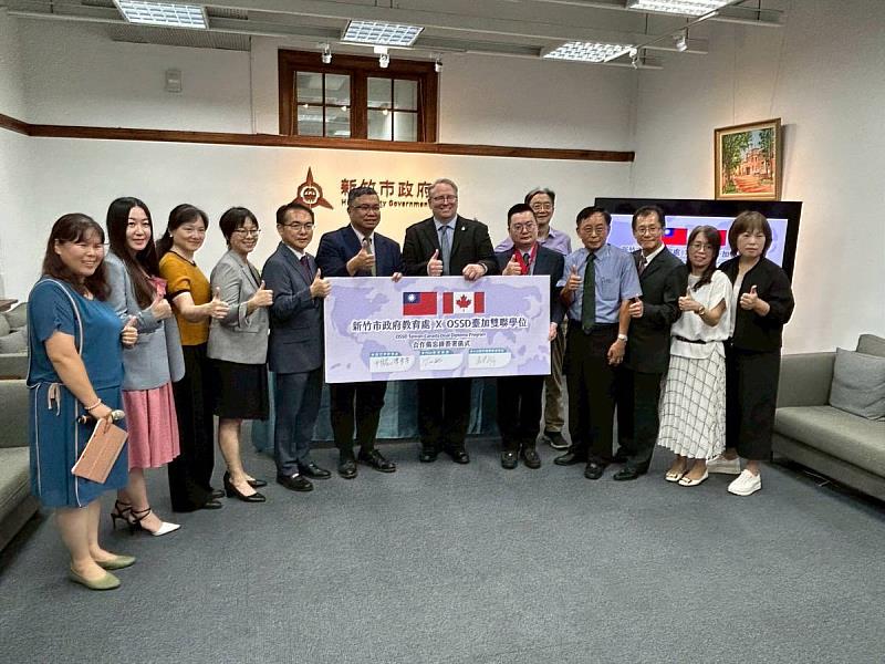 臺加代表互贈賀函與禮品，象徵教育外交嶄新篇章，共同推動國際人才培育