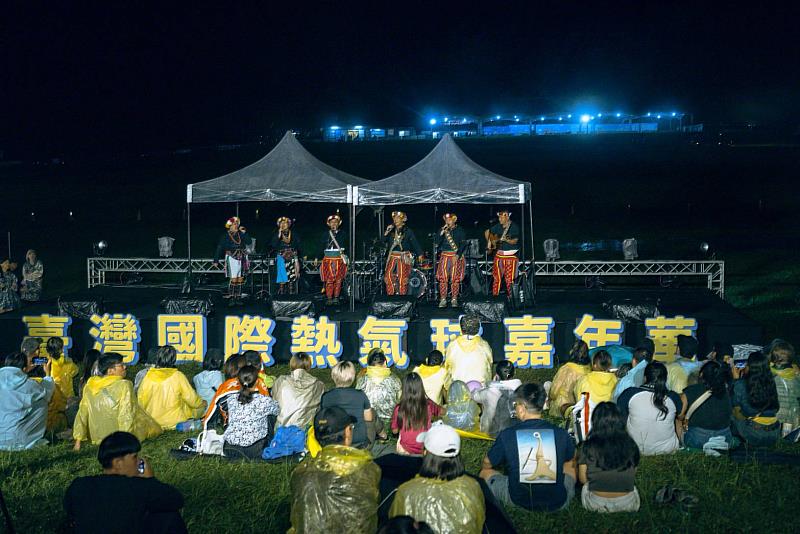 2025臺灣國際熱氣球嘉年華光雕音樂會 鹿野高台萬人冒雨熱情參與 Matzka壓軸演出點燃全場