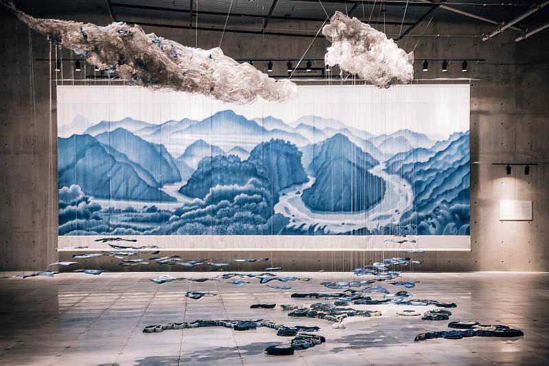 《臺灣光譜》展覽的「光織自然」展區呈現藝術家陳景林藝術生涯首件巨幅藍染山水創作《臺灣母親河》，以及國家工藝獎一等獎得主楊偉林的《洄遊》。