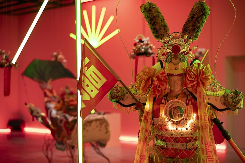 《臺灣光譜》展覽的「島嶼聲譜」展區，藝術家李育昇融合視覺與聲音藝術的《臺灣特有種》神獸裝置，營造出充滿神秘與靈性的臺灣信仰場域。