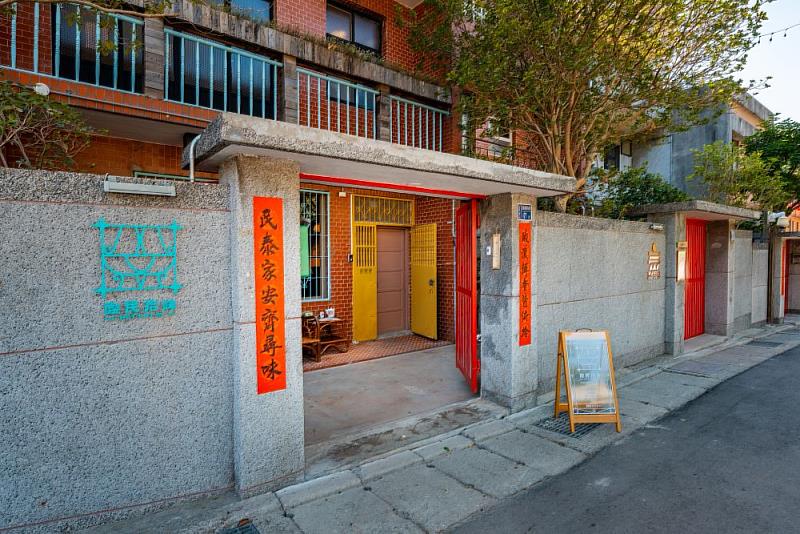 ▲保留1960年代眷村味道的建物,搭配酸菜白肉鍋並在頂樓欣賞大稻埕夏日節煙火別有一番風味。