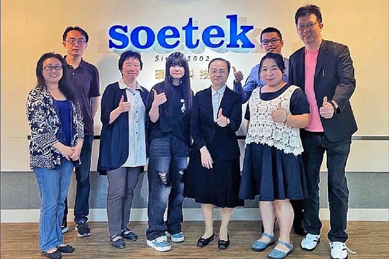 圖／應用外語暨智慧商務學士學位學程的日籍學生－名越 葵（左 4）至碩益科技實習，展現跨域人才的培育成效。