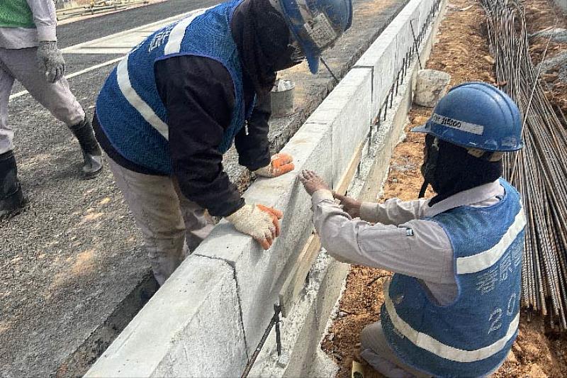 圖／土木工程學系今年安排 19 位學生至多家大型營造及工程實習，其中有 15 人實習後轉正，正職起薪高達 55K~62K。