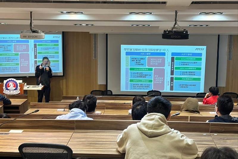 圖／微星科技的人資經理－楊心俊至中華大學說明微學程的課程安排，提供學生及早進入職場的實習機會。