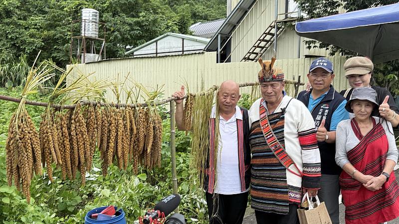 桃山部落夥伴撿拾林地剩餘資材發揮創意製作成晾曬小米及苧麻的架子