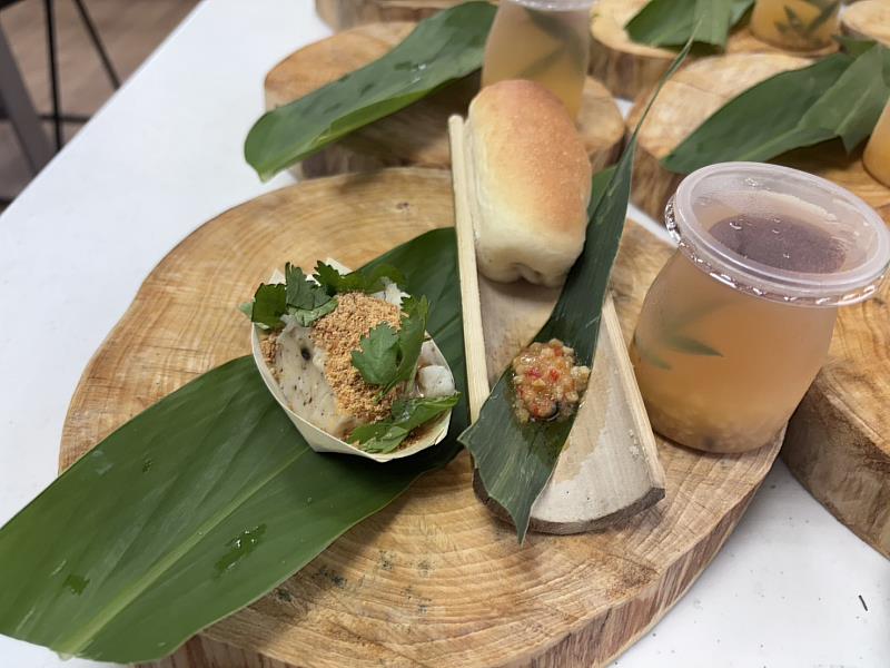 桃山部落夥伴撿拾林地剩餘資材發揮創意製作盤子