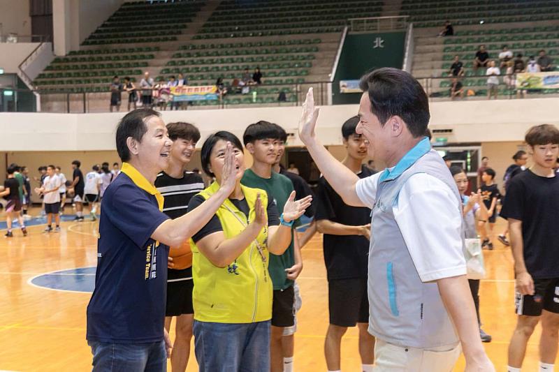 代理市長邱臣遠與今日與會議員光復高中球員合影