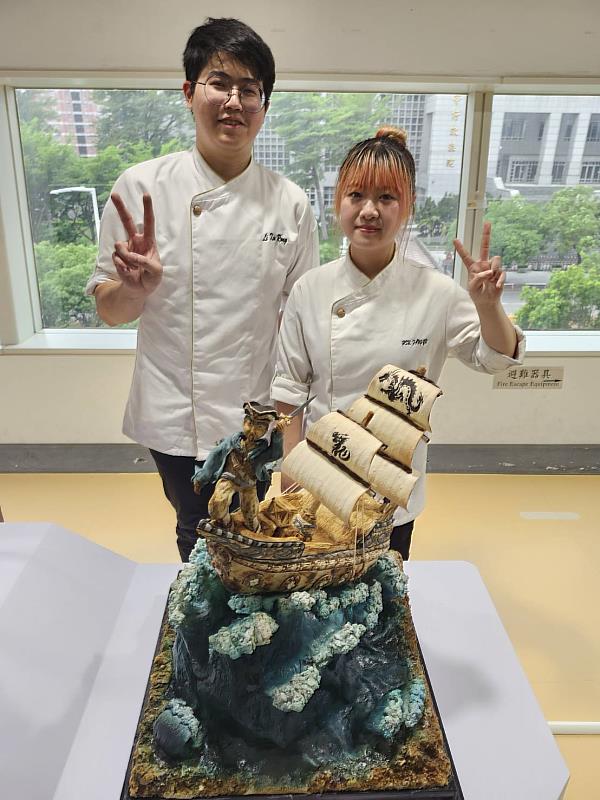 中臺科大食科系三年級李昕融同學(左)展現出色潛力與穩健技藝