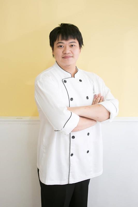 吳建明任職於新竹老爺酒店點心房，為業界頂尖糕點人才