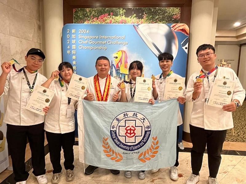 中臺科大游隆宏老師(左三)長年投入烘焙教育，培育新秀許展嘉同學(右一)參與多項國際競賽，今獲職人傳承選拔優勝
