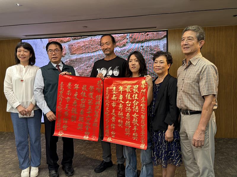 金曲歌后李竺芯與製作人鍾興民榮耀回歸台南，市長黃偉哲及文化局長黃雅玲贈紅榜。