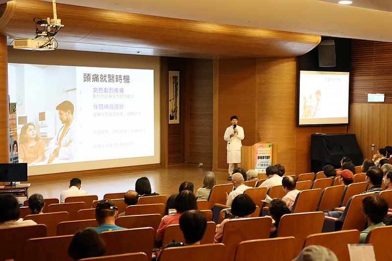 花蓮慈院神經內科部陳俞名主任以「頭痛要不要緊?」為主題,教導民眾如何辨識及預防頭痛,了解自己的健康。(攝影/陳安俞)