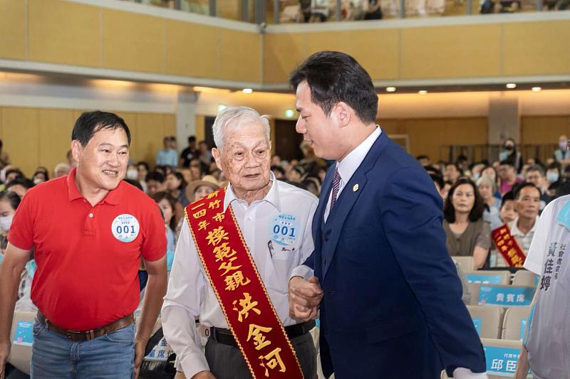 代理市長邱臣遠陪伴今日最年長模範父親洪金河爺爺上台接受表揚