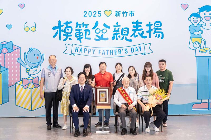 模範父親洪金河及其家眷