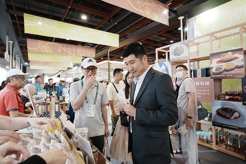 圖2 客委會邱星崴副主委出席美食展2