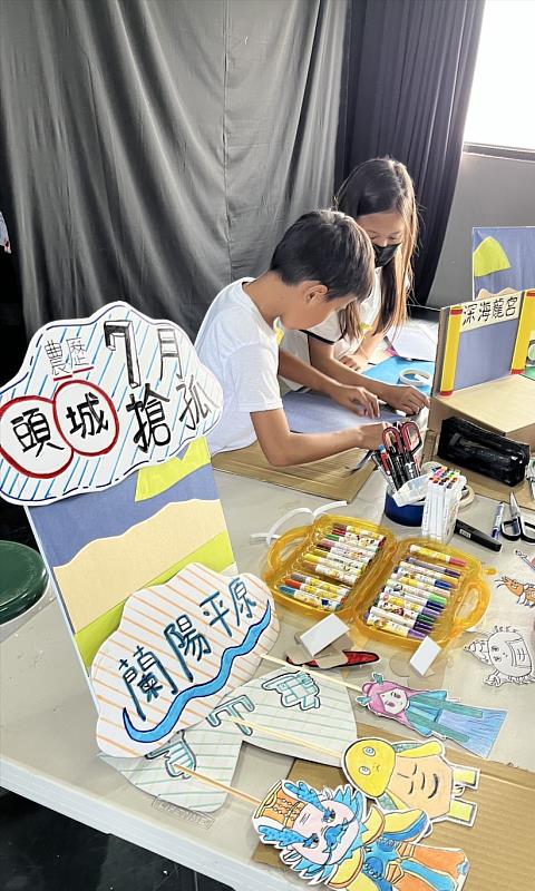 小組製作地方特色舞台及創意戲偶