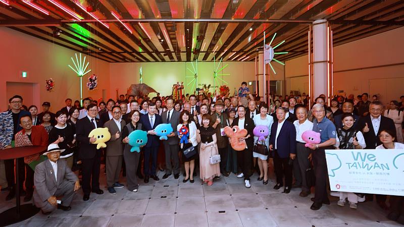 「We TAIWAN」臺灣文化in大阪．關西世博開幕之夜，大阪辦事處處長洪英傑（左4起）、文化部駐日台灣文化中心主任曾鈐龍、文化部政務次長王時思、駐日代表處李逸洋、日本台灣交流協會會長隅修三、日本世博海外宣傳部長吉村佐知子、藝術家陳景林(右9)、文化總會秘書長李厚慶(右8）等合影。