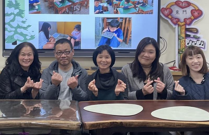 東門國小教師邱麗珍(中間者)分享使用Sensay平台的心得