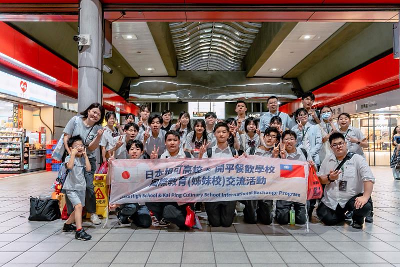 開平餐飲學生志工陪伴相可高校師生城市巡禮及夜市探訪，帶領其感受台灣日常風景。開平餐飲學校/提供