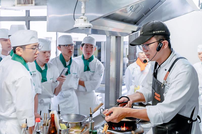 開平餐飲中餐教學主廚示範台灣經典料理「三杯雞」與「糖醋里肌」製作。開平餐飲學校/提供