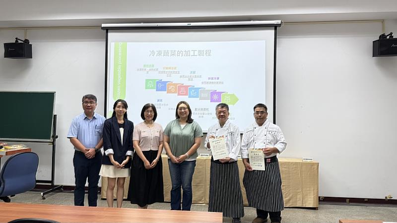 高科大水食系利用今(2025)年七月期間巡迴全台北中南東舉辦「國產冷凍蔬菜多元應用推廣活動」，利用蔬菜盛產期間加工製成冷凍蔬菜，延長貯存期且可穩定市場供應，不僅平衡生產消費之間的動態，也能減少浪費。圖為高雄場活動，左起：高科大水食系教授侯智耀、營養師謝幸伶、高科大副校長謝淑玲、農糧署技正廖珮如、佛光山滴水坊主廚徐顏緯、十二月餐廳主廚黃鼎倫。