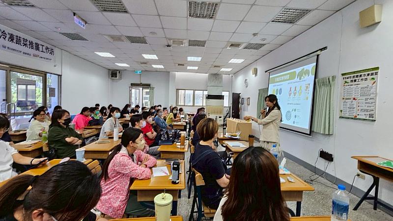 國產冷凍蔬菜的推廣活動，高科大也為業者安排營養師深入淺出說明冷凍蔬菜的營養保留機制、加工特性與飲食應用價值。圖為中部場活動。