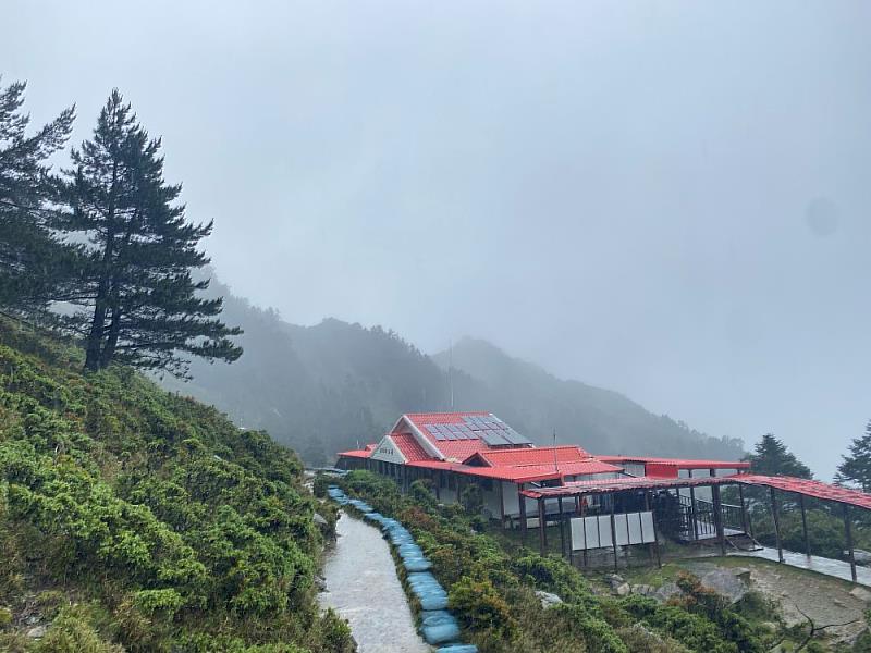 嘉明湖山屋旁持續降雨