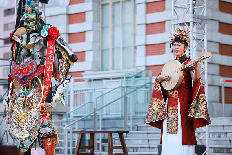《狩siù》於大阪市中央公會堂戶外廣場演出，藉由電氣神將千里眼、順風耳與千禧藝旦的共同演繹，獻上臺灣人民與神明的祝福。