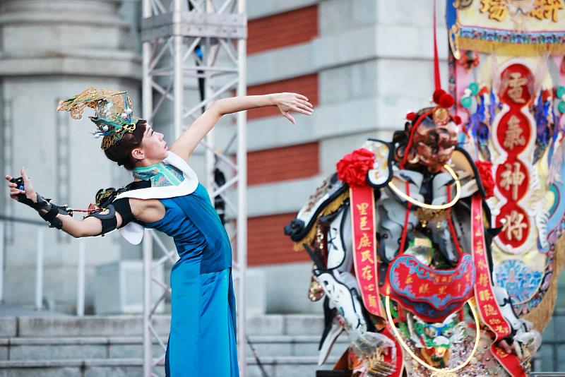 《狩siù》藉由電氣神將千里眼與順風耳，以及女神官的現代舞蹈演繹，帶來最具臺味的萬變氣場。