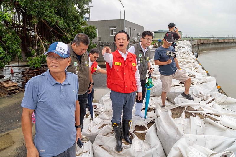 翁章梁勘查鴨母寮大排竹村里段，傾聽地方意見