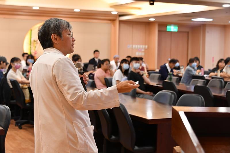 花蓮慈濟醫院舉辦「全民健康保險術後加速康復推廣計畫－關節置換術式工作坊」，邀請東部有意推動ERAS計畫的醫護人員參加。先由骨科部姚定國醫師分享「手術醫師角色及ERAS介入」，強調病人與團隊共同參與，是ERAS成功關鍵。