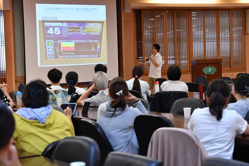 結合跨團隊合作與數位管理工具，麻醉部藍慶鴻醫師分享「ERAS中，麻醉參與的項目及成果」。