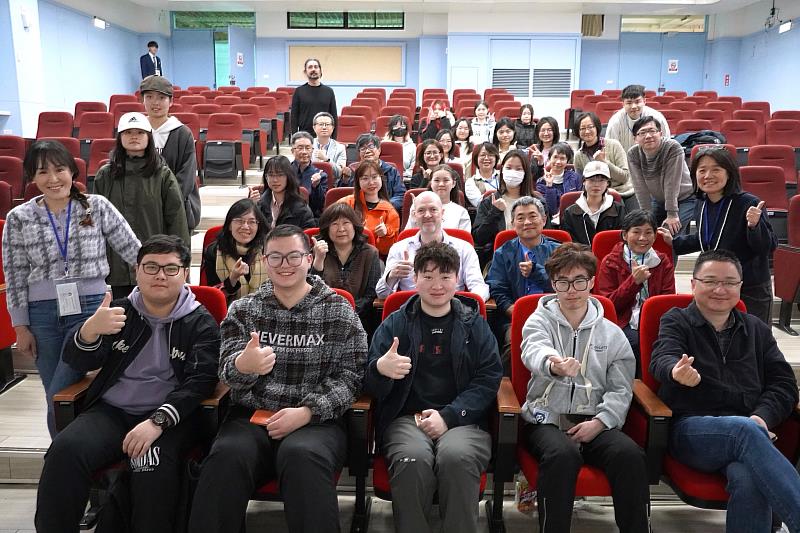 中華大學於今年5月邀集全台8所大專院校共48位學者與教師,舉辦「EMI雙語教學研討會」。