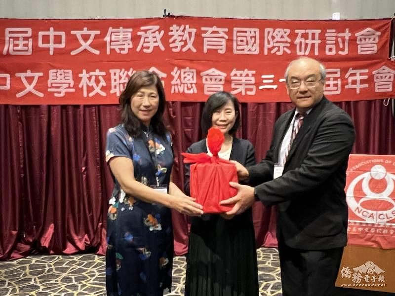 全美中文學校聯合總會總會長交接儀式,左起為滿任總會長王婉君、監交主任秘書榮幼娥、新任總會長李君豪