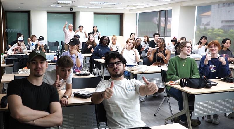 每年近千位外籍生來台與文大共學，營造優質國際學習氛圍；學生也可前往全球逾四百所姐妹校，開拓國際視野