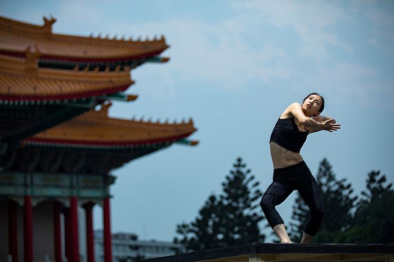 驫舞劇場《自由步│一盞燈的景身》曾獲紐約時報舞評讚譽（photo_by_Chou_Chia-hui、駐紐約臺北文化中心提供）